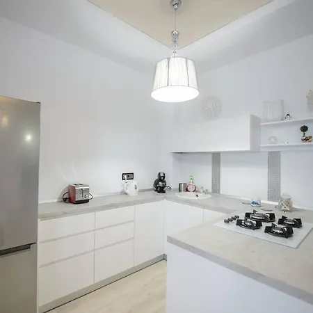 2camere.1living Room, 4 Paturi Apartment